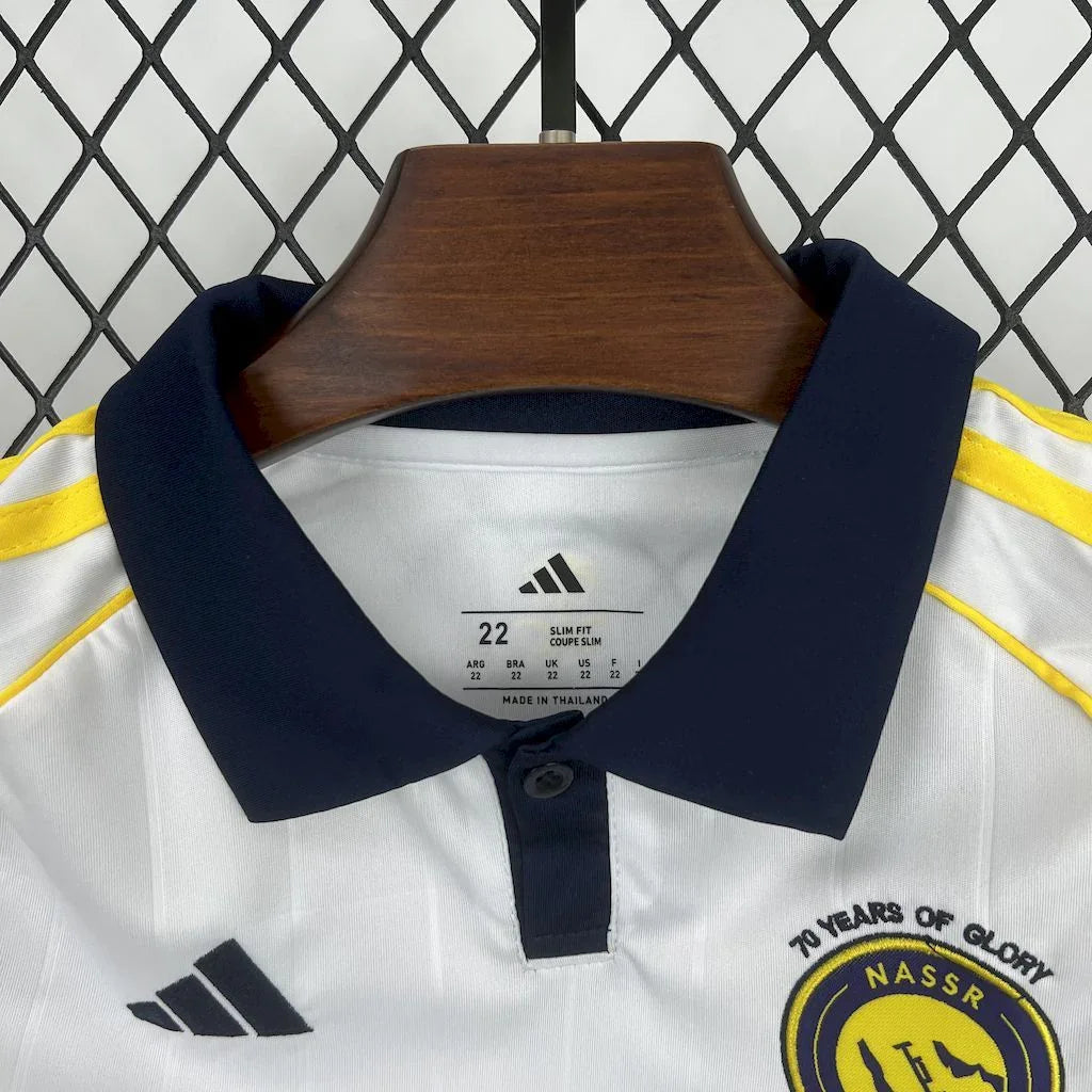Kit enfant Al-Nassr 2025-26, maillot junior avec logo et couleurs officielles, porté par un jeune joueur.