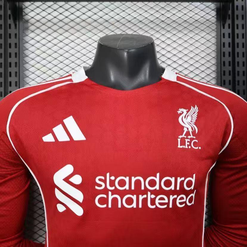 Maillot Liverpool à manches longues 2025-26 de la marque Le 12 -ème Maillot, vue de face, détails du design.