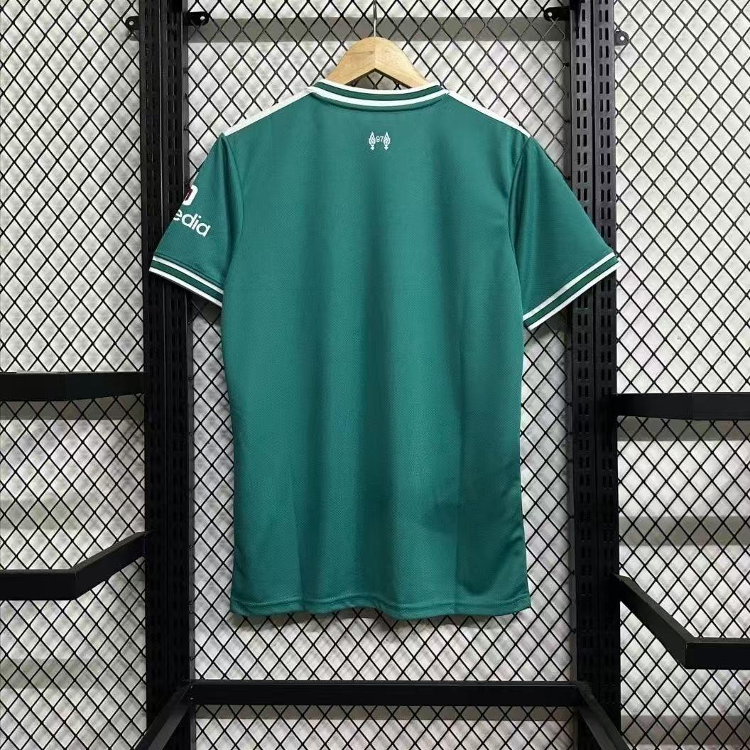 Maillot de football Liverpool 2025-26, marque Le 12 -ème Maillot, vue de face avec logo et détails du maillot blanc et rouge.