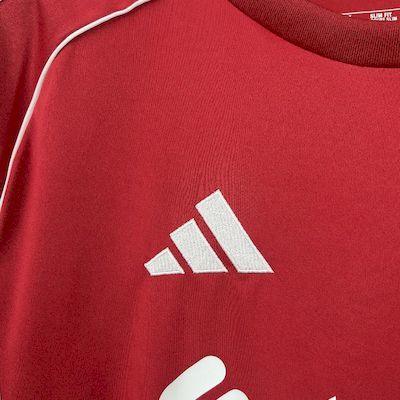 Maillot de football Liverpool 2025-26, par Le 12 -ème Maillot, vue de face avec logo et design officiel.