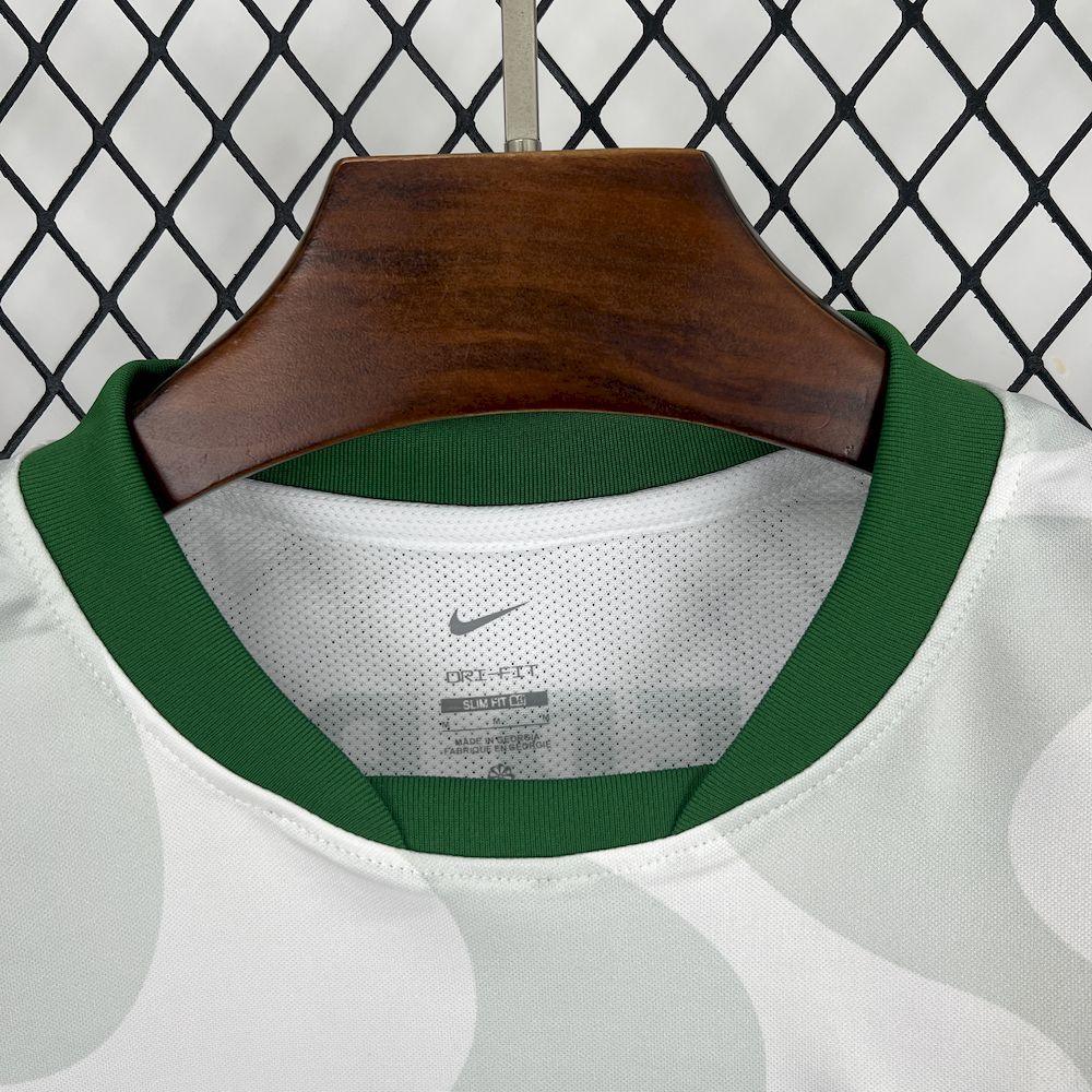 Maillot sportif extérieur Le 12 pour la saison 2025-26, design moderne avec logo et détails en couleur.
