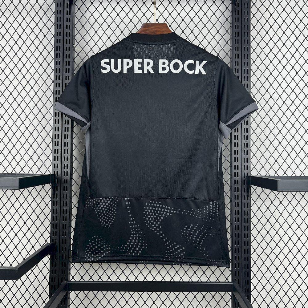 Maillot Sporting 2025-26 de la marque Le 12 -ème Maillot, vue de face avec logo et détails du vêtement.