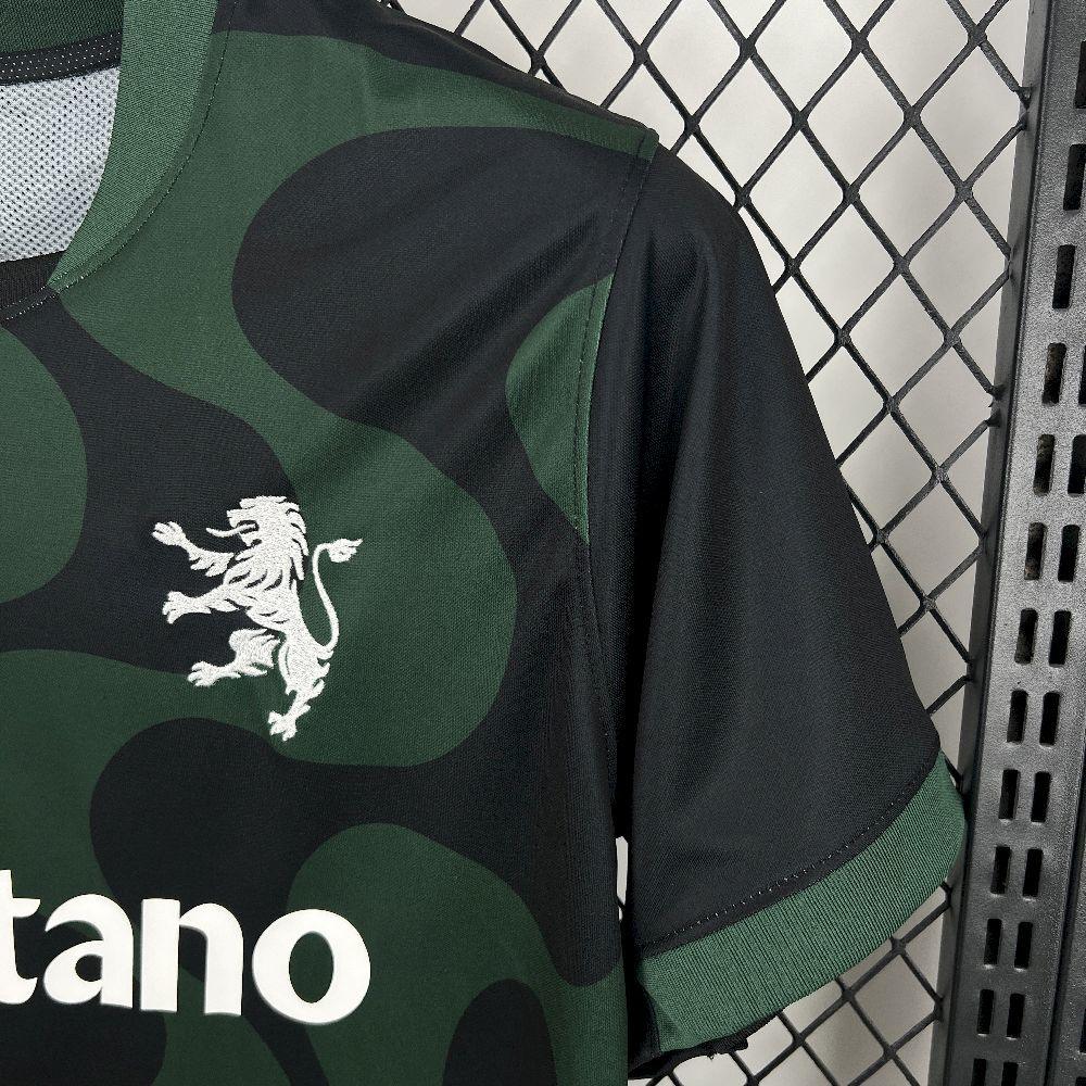 Maillot sportif Le 12 -ème Maillot 2025-26, vue de face avec logo et design coloré, pour supporters et fans.