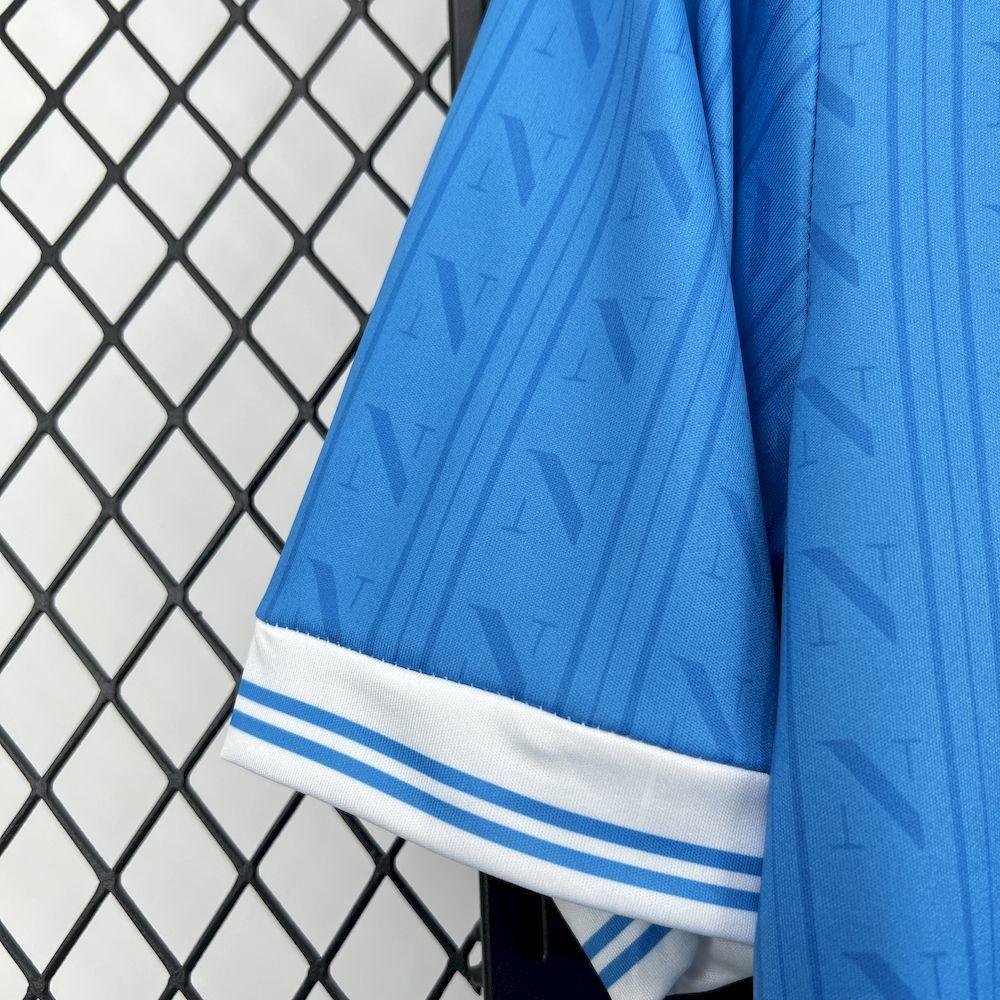 Maillot Napoli 2025-26 de la marque Le 12 -ème Maillot, vue de face avec logo et détails en bleu et blanc.