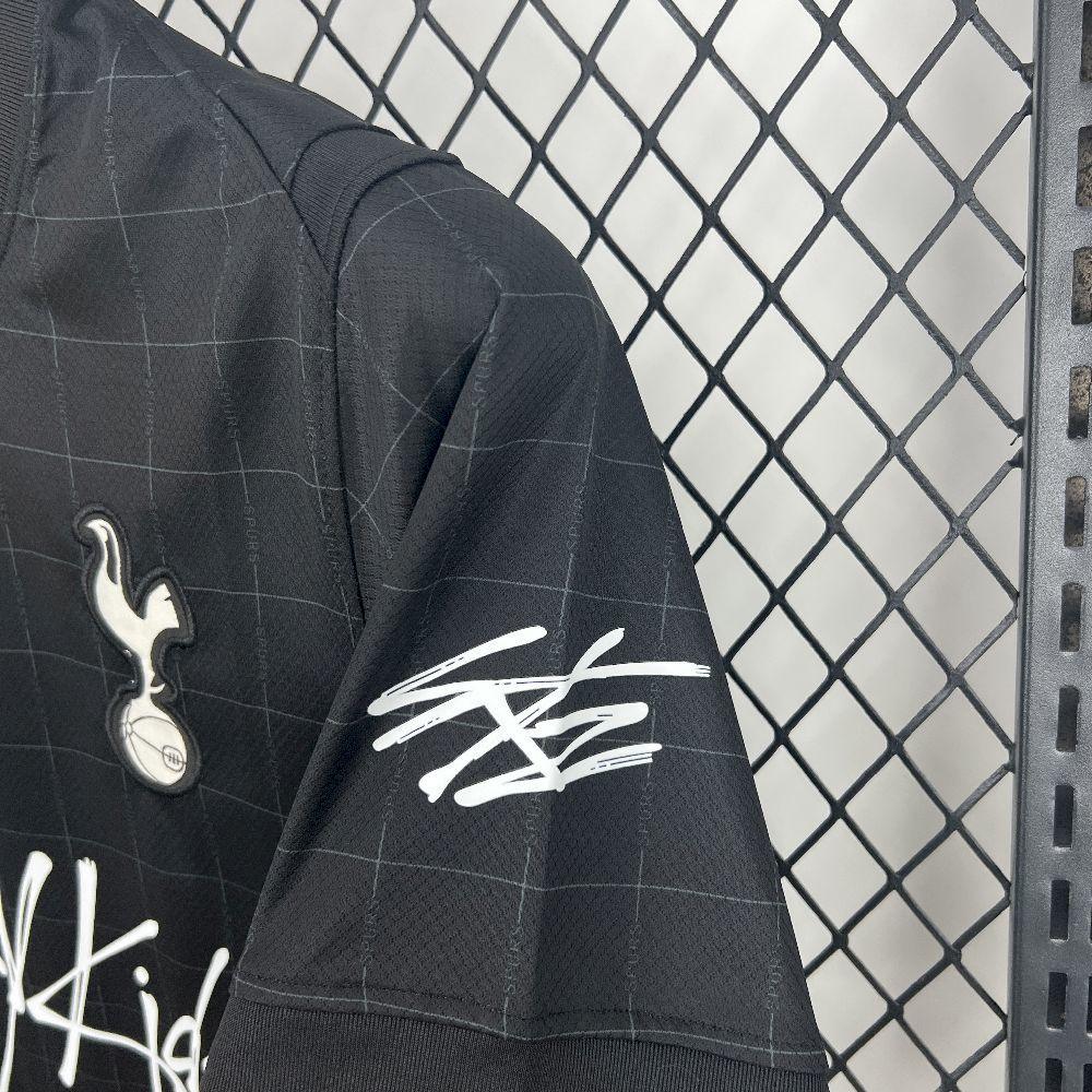 Maillot extérieur Tottenham 2025-26 Le 12-ème Maillot, maillot de football avec logo du club et design moderne visible sur l'image