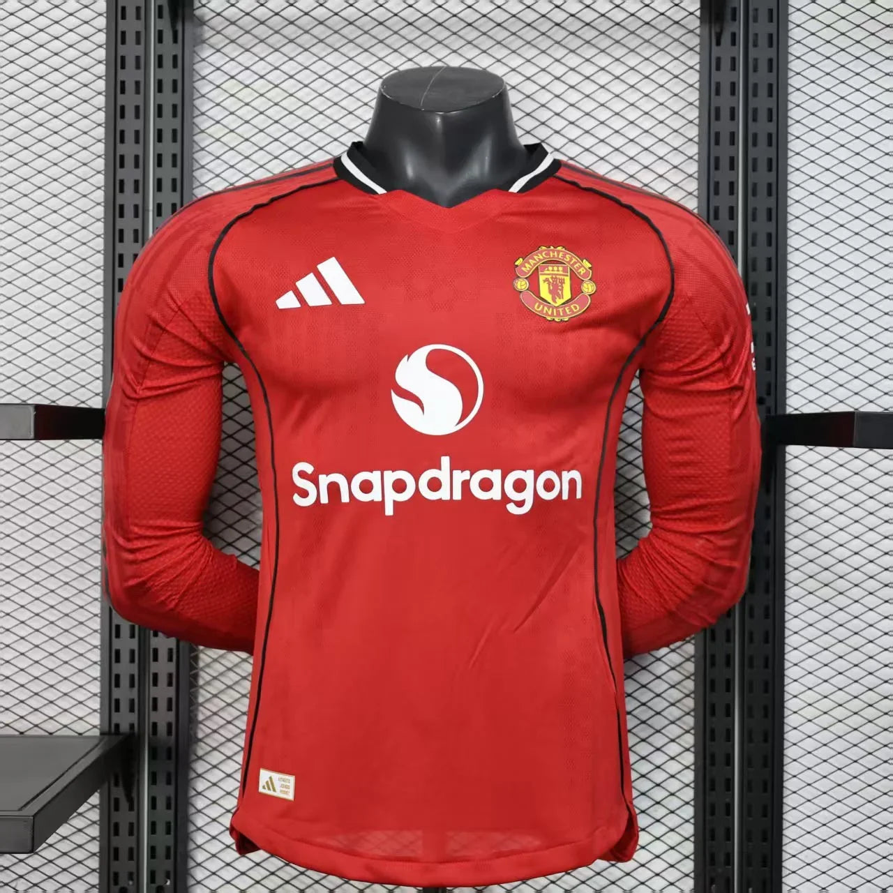 Maillot Manchester United manches longues 2025-26 Le 12-ème Maillot, vue de face avec logo et détails du design.