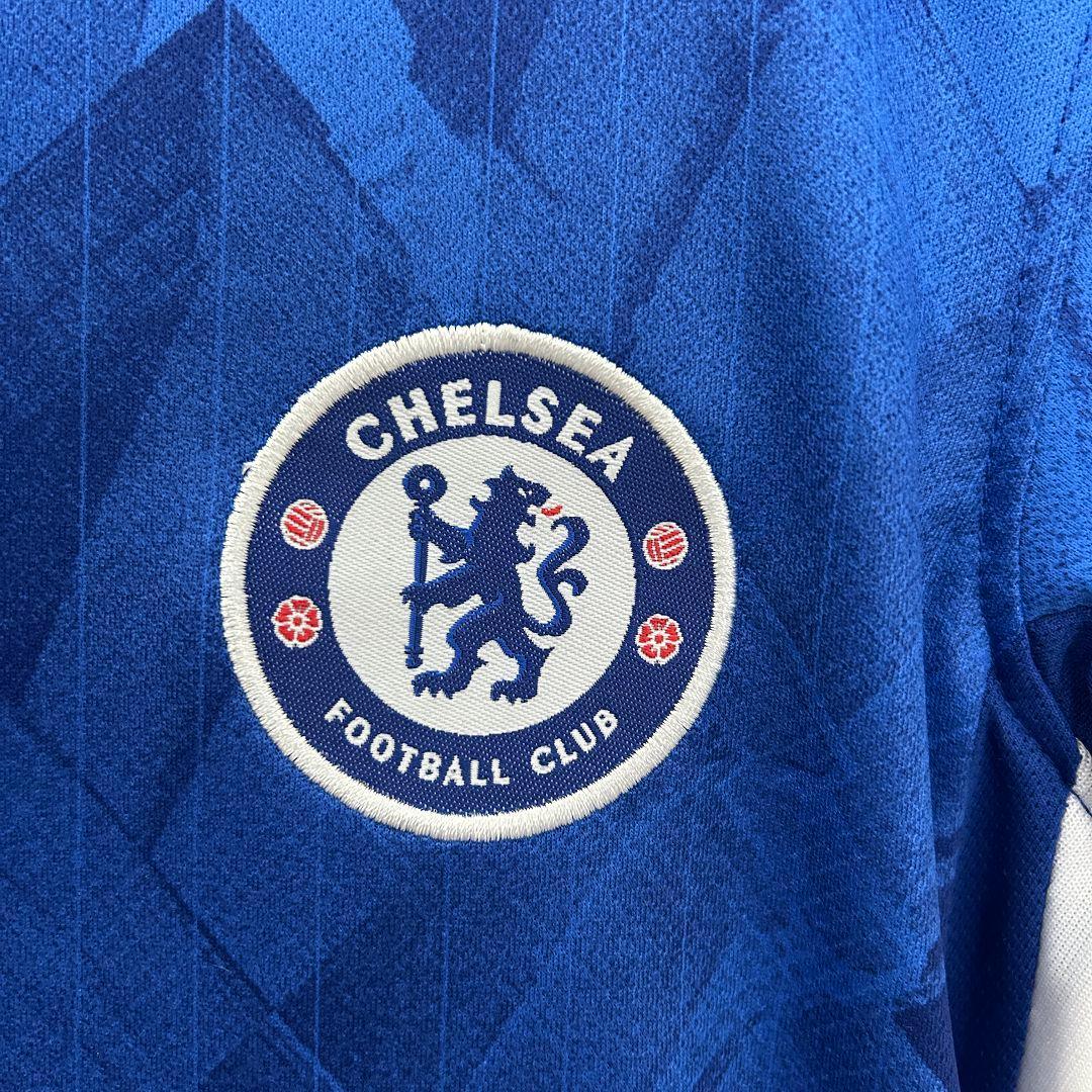 Kit enfant Chelsea 2025-26 de Le 12 -ème Maillot, maillot bleu avec logo et détails pour jeunes supporters.