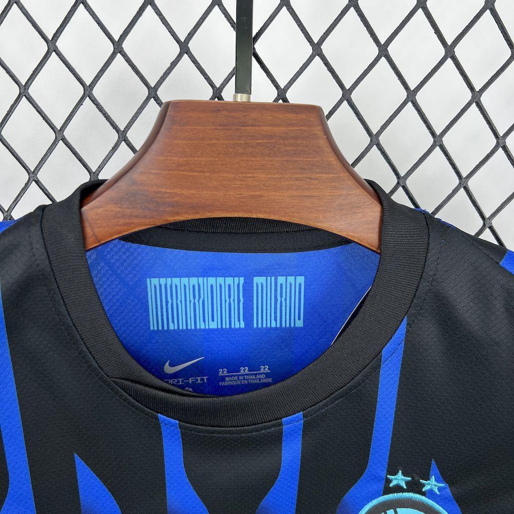 Kit enfant Inter Milan 2025-26 de Le 12 -ème Maillot, maillot bleu et noir avec logo et détails de l'équipe.