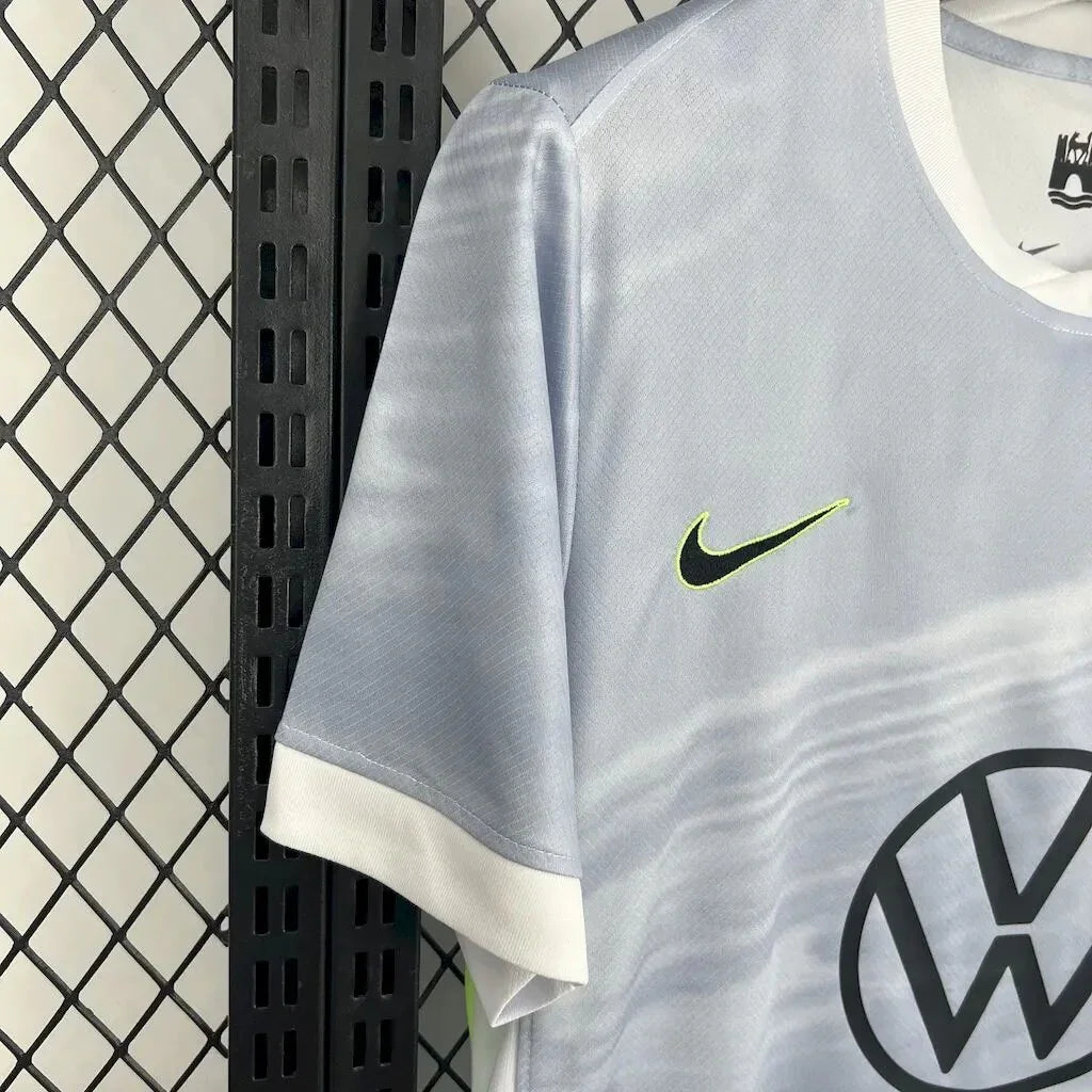 Maillot extérieur Wolfsburg 2025-26 Le 12 -ème Maillot, jersey de football bleu avec logo et détails du club.