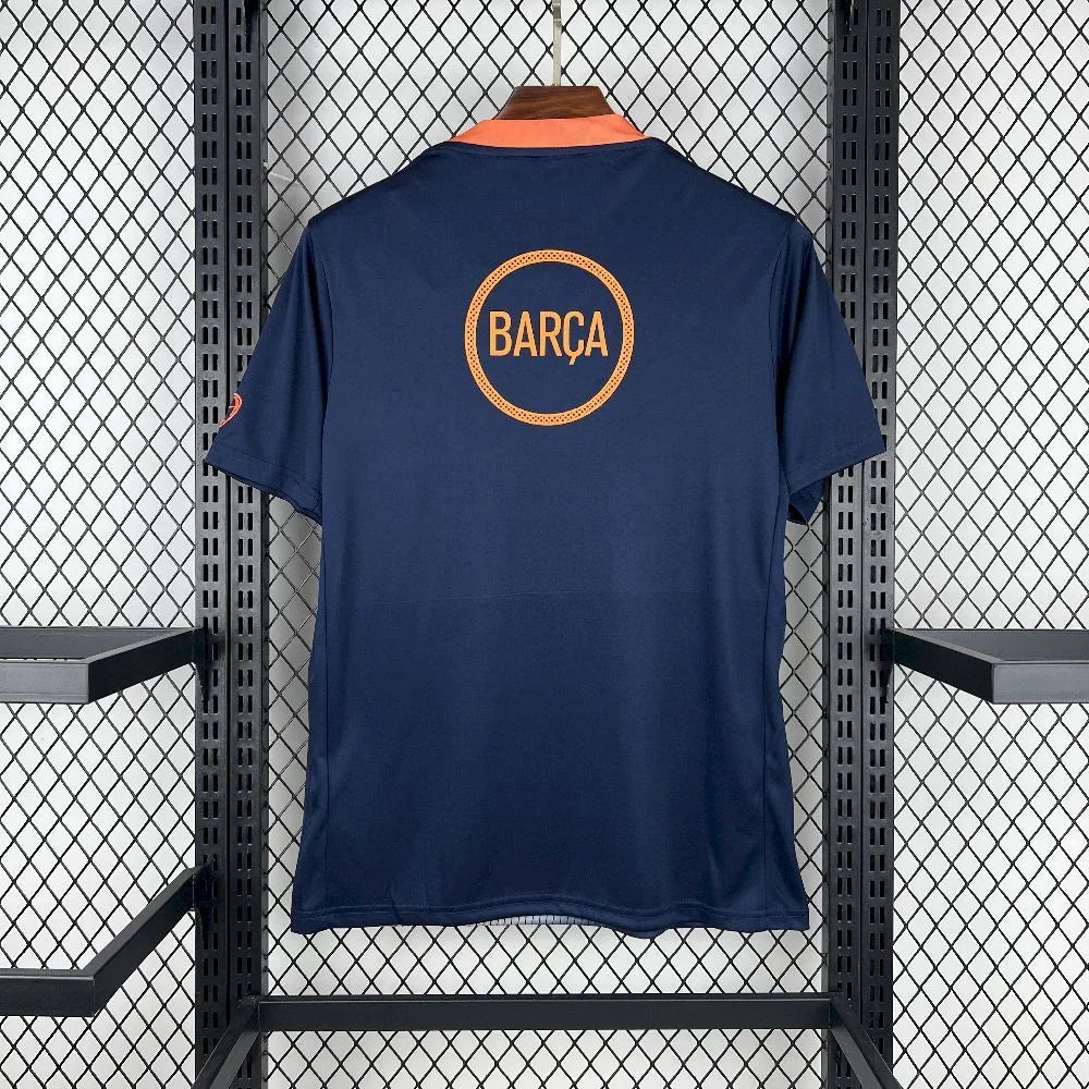 Maillot extérieur du FC Barcelone 2025-26 Le 12, maillot de football avec logo du club et design moderne.