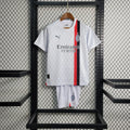 Maillot enfant AC Milan Le 12 -ème Maillot, kit de football avec logo et couleurs officielles, vue de face.