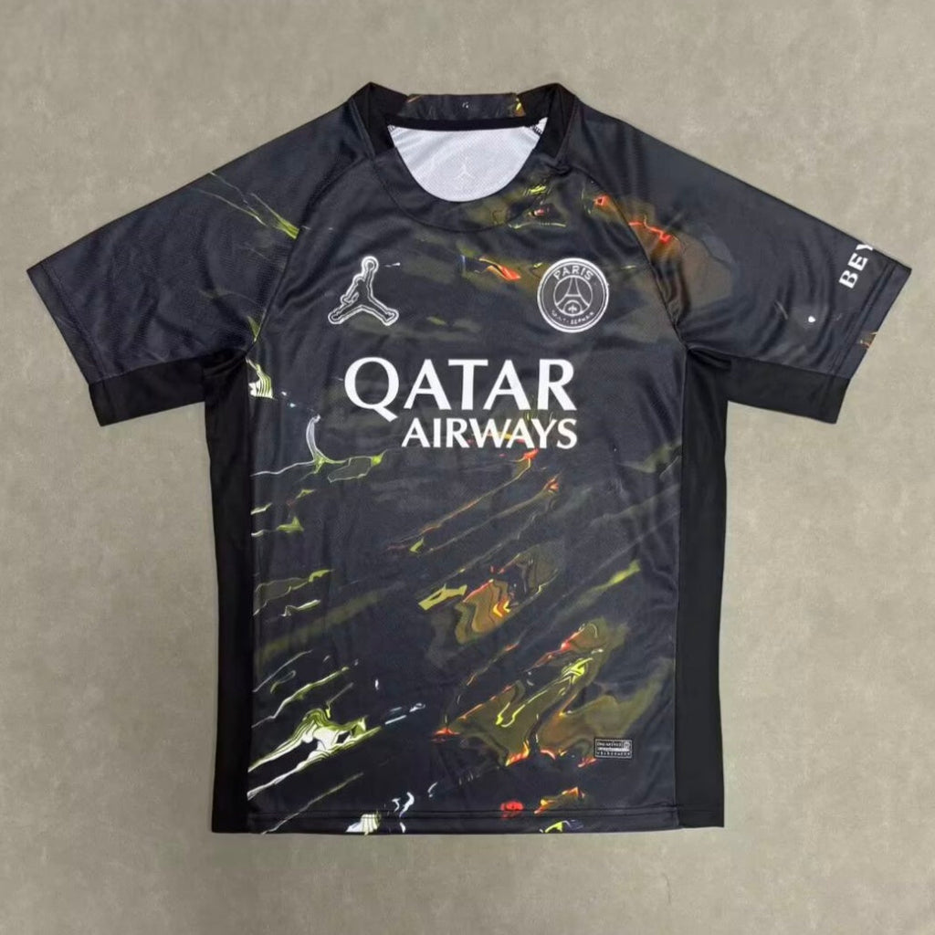 Maillot PSG Night Edition Stadium 25/26 Le 12-ème Maillot, maillot de football bleu et rouge avec logo PSG visible.