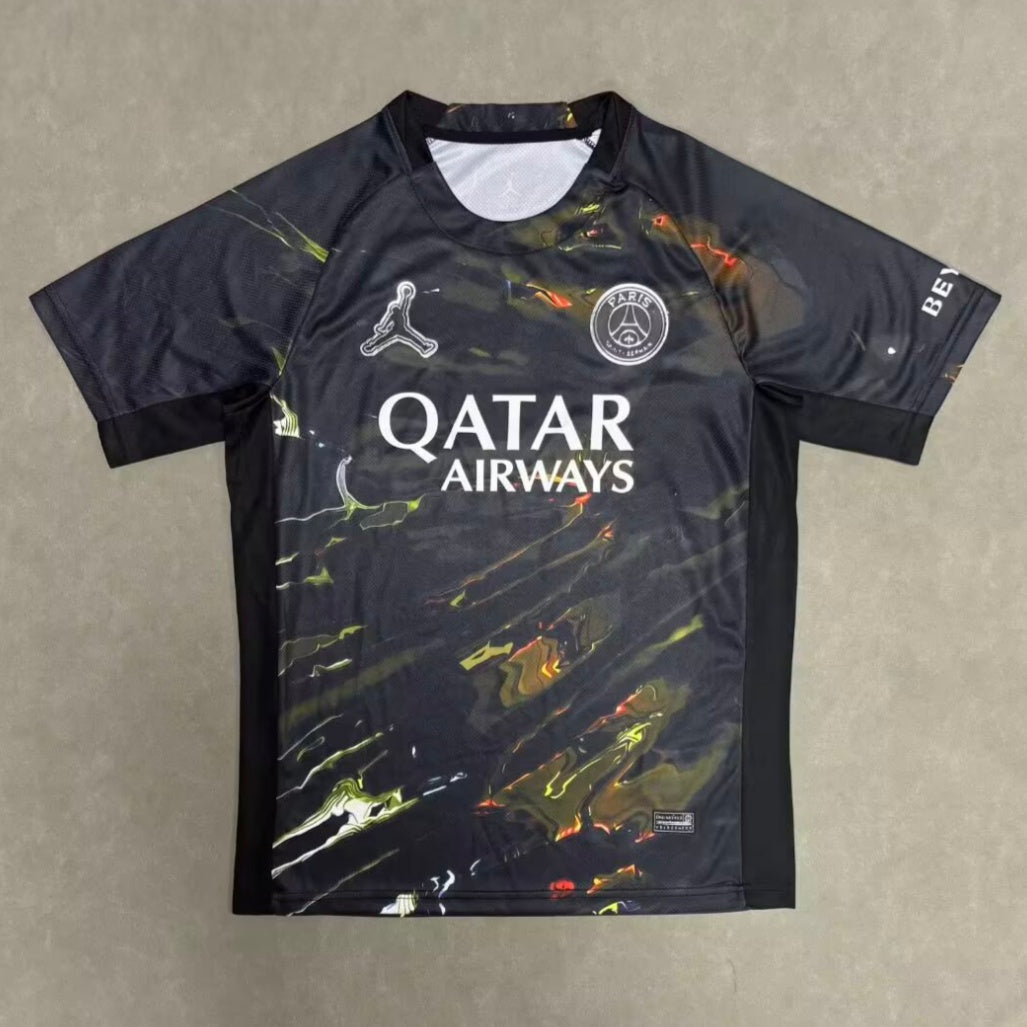 Maillot PSG Night Edition Stadium 25/26 Le 12-ème Maillot, maillot de football bleu et rouge avec logo PSG visible.