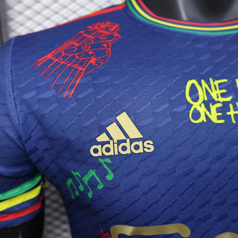 Maillot Ajax concept 2025-26 de Le 12 -ème Maillot, vue frontale avec logo et design innovant, tissu bleu et blanc.