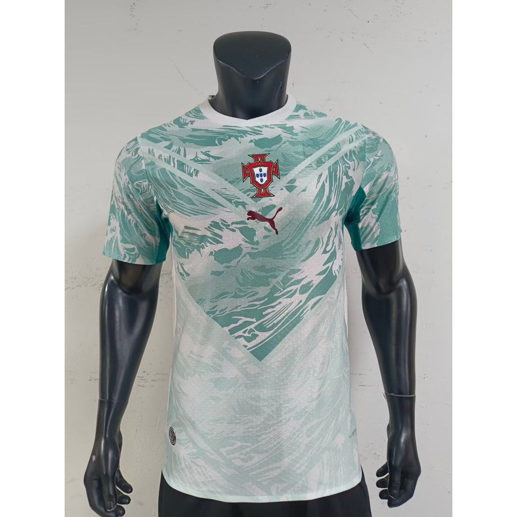 Maillot extérieur Portugal 25/26 Le 12 -ème Maillot, maillot de football avec logo Portugal et design sportif visible.