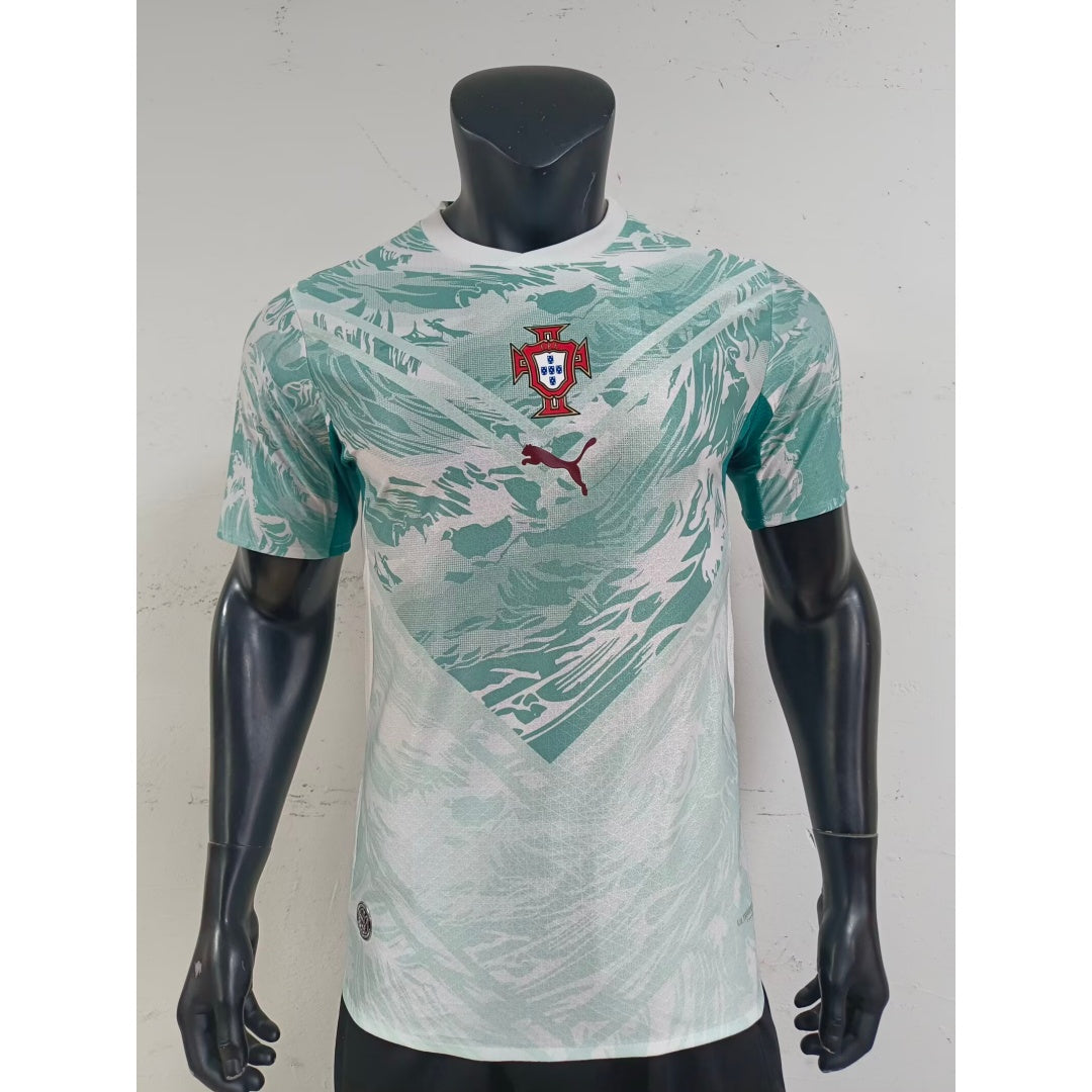 Maillot extérieur Portugal 25/26 Le 12 -ème Maillot, maillot de football avec logo Portugal et design sportif visible.