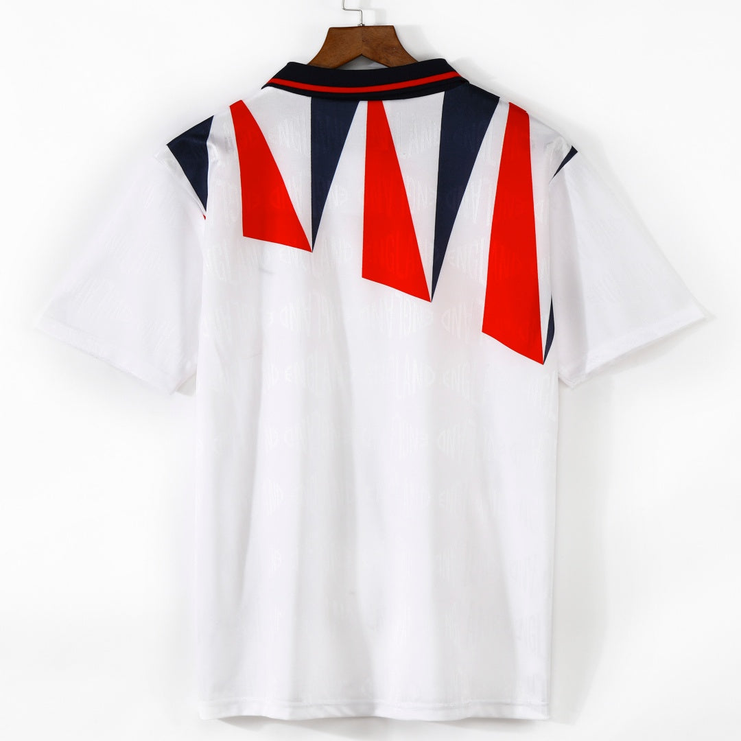 Maillot domicile rétro de l'Angleterre 1992, marque Le 12 -ème Maillot, vue front sur le maillot de football blanc avec détails rouges