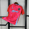 Maillot Inter Miami 25-26 ans, marque Le 12 -ème Maillot, vue front avec logo et détails colorés.
