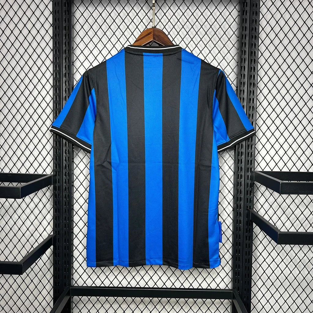 Maillot rétro Inter Milan 2009 FINALE UCL, maillot de football par Le 12-ème Maillot, vue de face avec logo et détails en bleu et noir