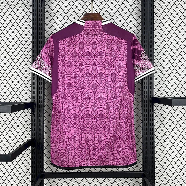 Maillot de football Real Madrid rose 2024-2025 Le 12 -ème Maillot, logo Real Madrid et détails du design sur le maillot.