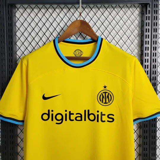 Maillot de football Inter Milan 2022/23 Le 12 -ème Maillot, maillot bleu et noir avec logo de l'équipe et détails de la saison.