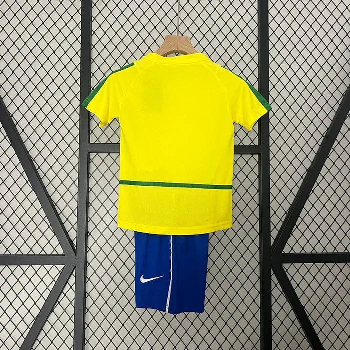 Maillot enfant Le 12 -ème Maillot Kit Brésil rétro 2002, maillot de football bleu avec logo officiel et détails colorés.