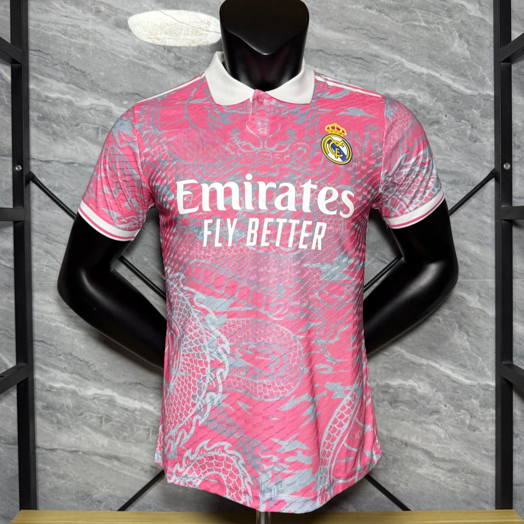 Maillot 25/26 Real Madrid Le 12 -ème Maillot, maillot de football rose pour joueur spécial, vue de face avec logo et détails.