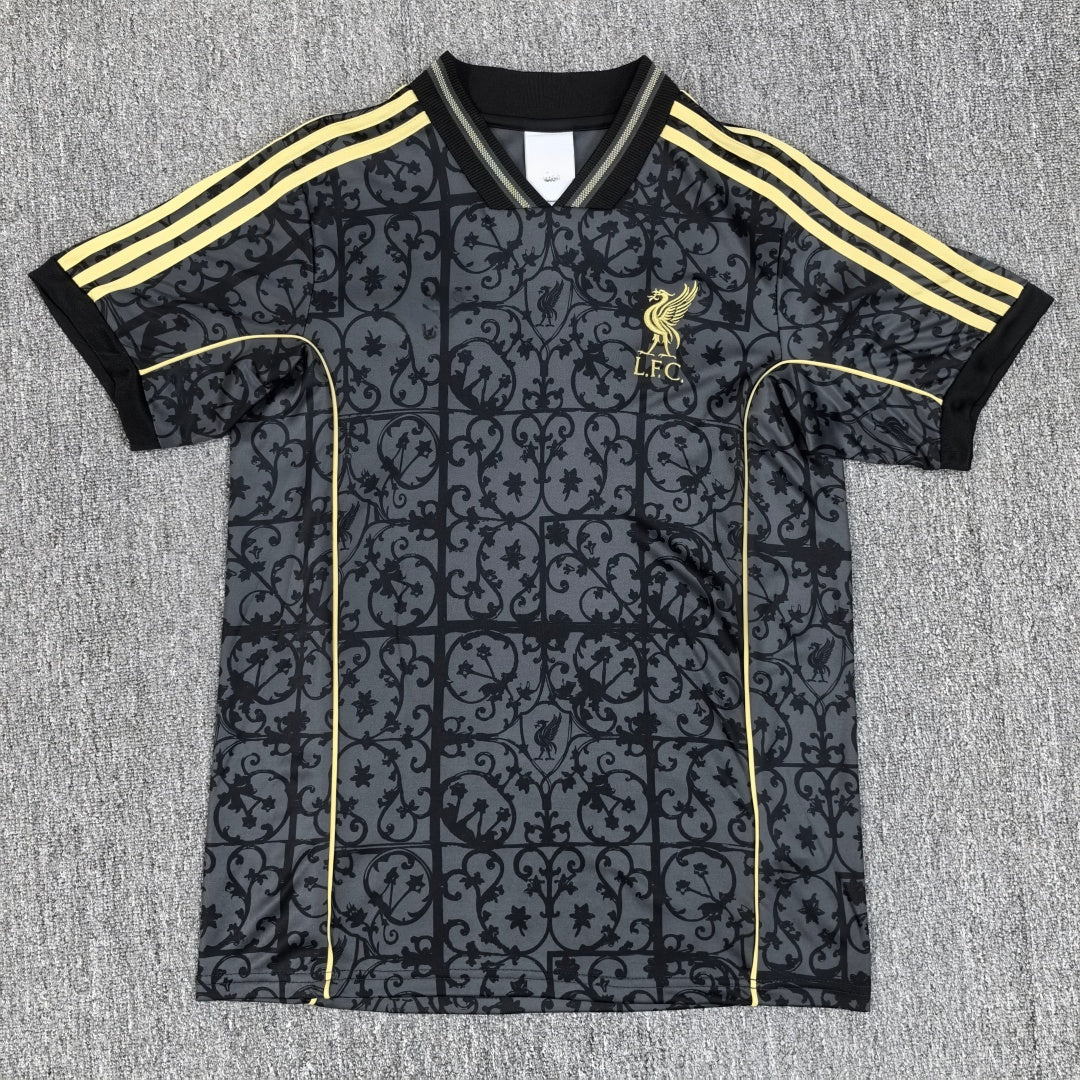 Maillot de football Liverpool 25/26 Le 12-ème Maillot, maillot spécial noir pour jeunes joueurs, vue de face avec logo et détails.