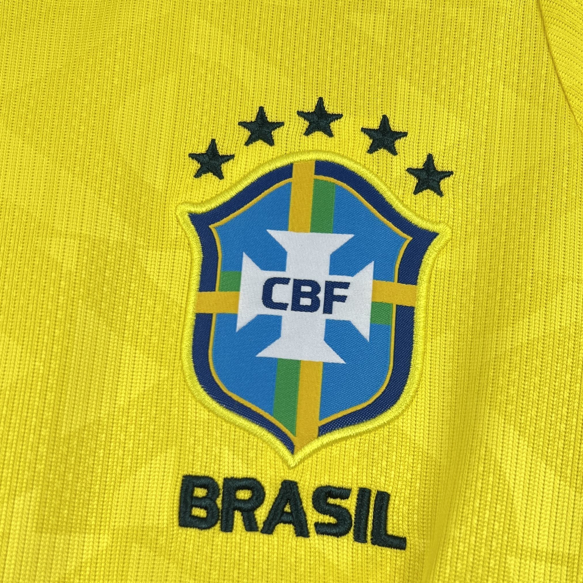 Maillot de football Brésil Coupe du Monde 2026 Le 12 -ème Maillot, vue front avec logo national et détails en vert et jaune.