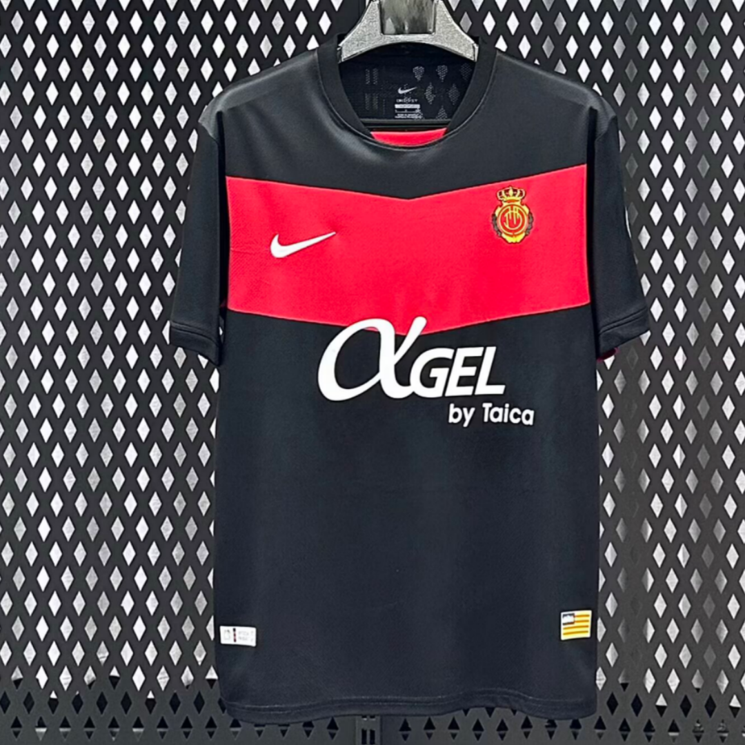 Maillot de football Le 12 -ème Maillot Mallorca Third 25/26, maillot de sport orange avec logo et détails de l'équipe.