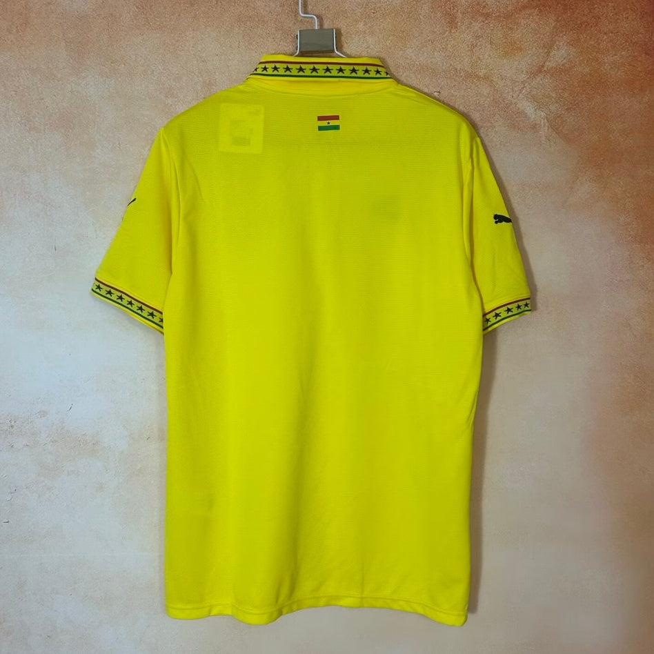 Maillot de football Ghana 25/26, version jaune, avec logo et détails bleus, de la marque Le 12 -ème Maillot, vue de face.
