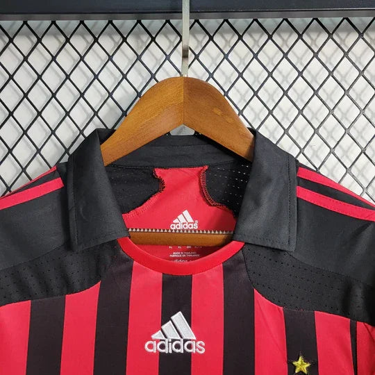 Maillot rétro de football AC Milan 2007-2008, Le 12-ème Maillot, vue de face avec logo et détails historiques.