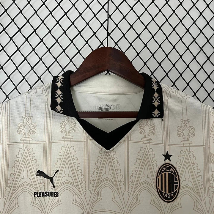 Maillot extérieur AC Milan 2024/25 Le 12 -ème Maillot, tissu bleu avec logo et détails en blanc, vue de face.