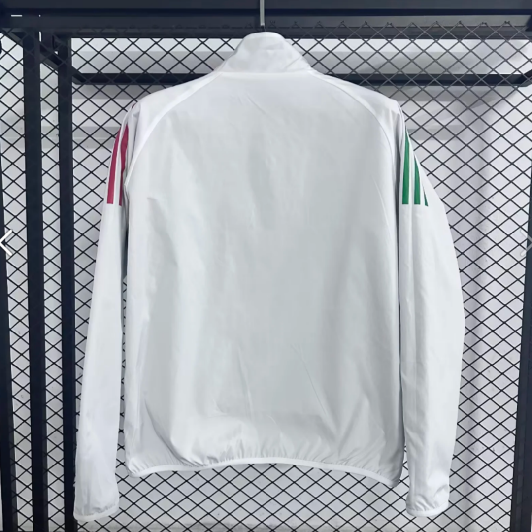 Veste coupe-vent réversible Le 12 -ème Maillot en tissu léger, couleur contrastée, portée sur un mannequin.
