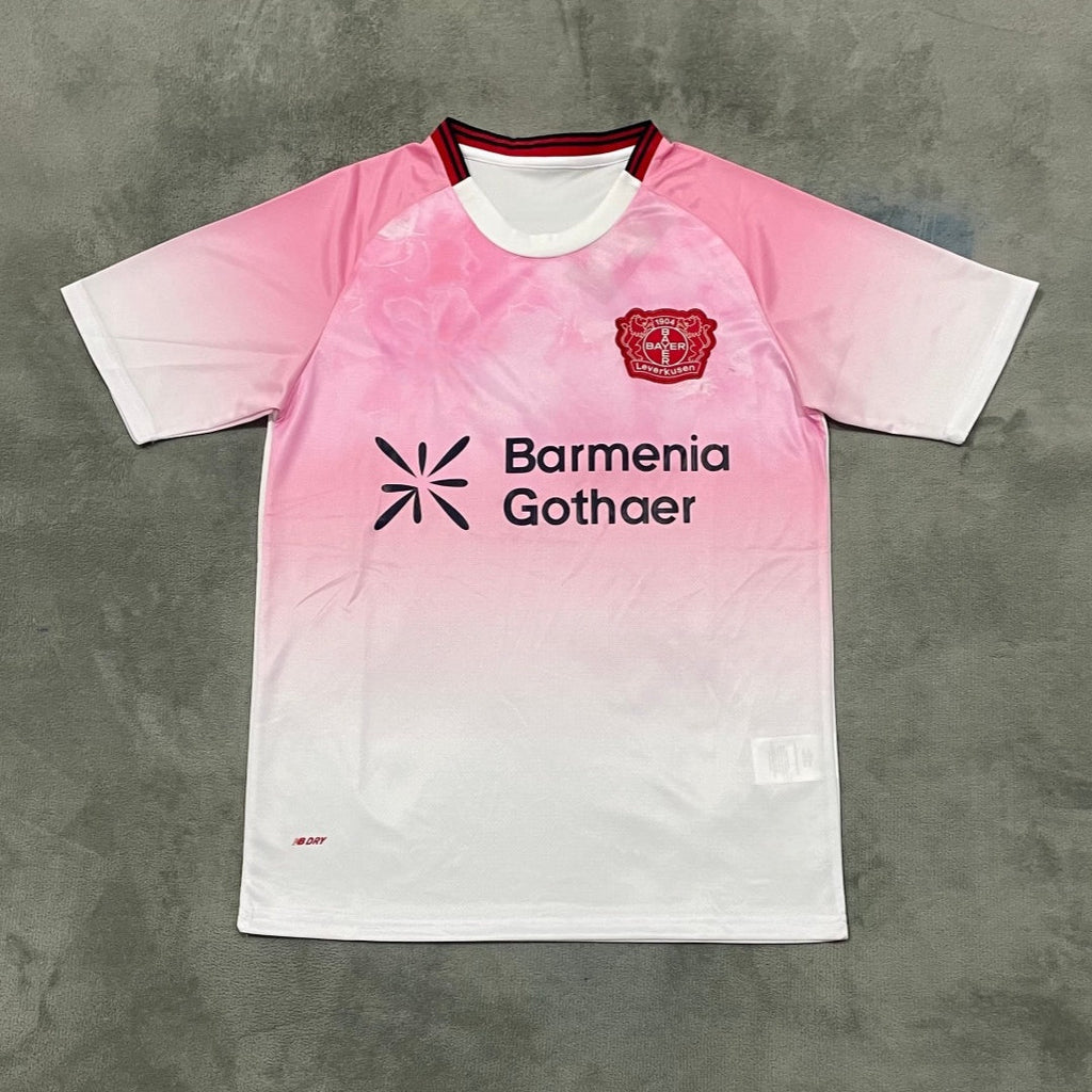 Maillot de football Bayer Leverkusen 25/26 en rose, marque Le 12 -ème Maillot, vue frontale avec logo et détails du design