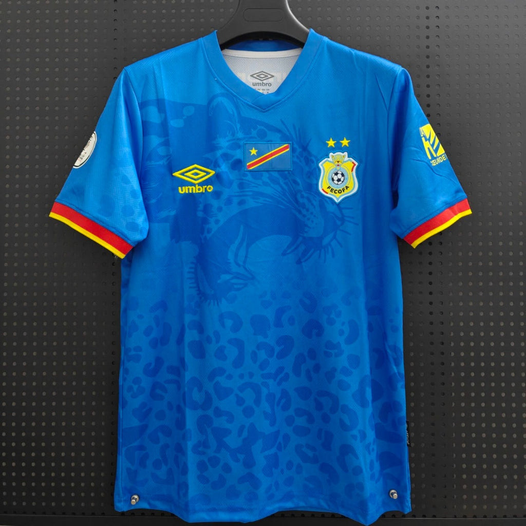 Maillot de football bleu Congo 25/26 Le 12 -ème Maillot, détail du design et logo sur le devant.