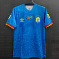 Maillot de football bleu Congo 25/26 Le 12 -ème Maillot, détail du design et logo sur le devant.