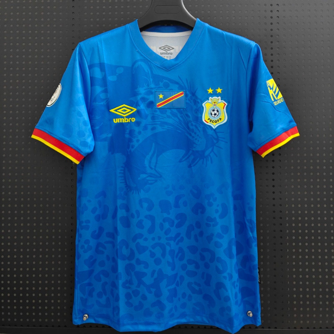 Maillot de football bleu Congo 25/26 Le 12 -ème Maillot, détail du design et logo sur le devant.