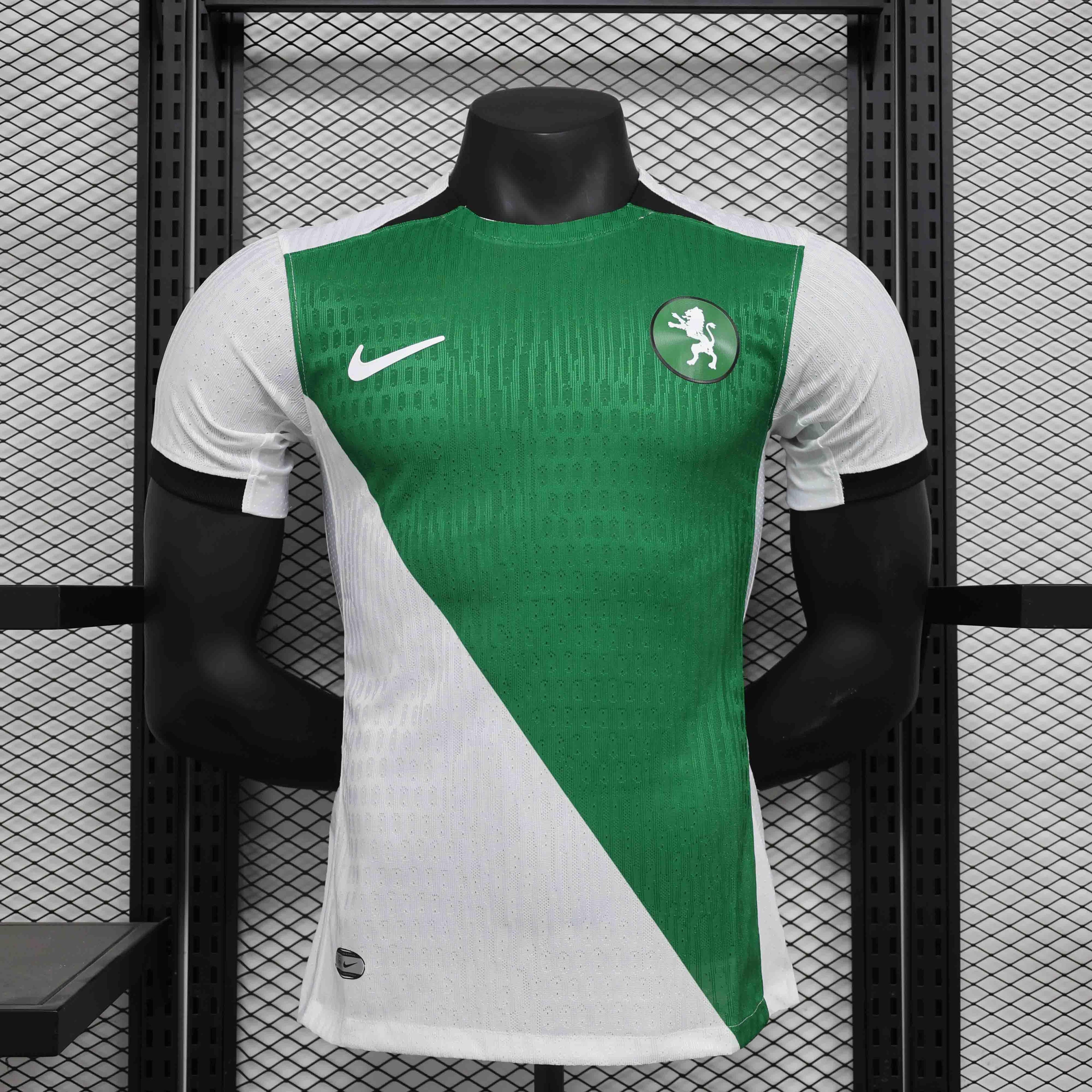 Maillot Sporting 2024-25 de la marque Le 12 -ème Maillot, vue front avec logo et design sportif.