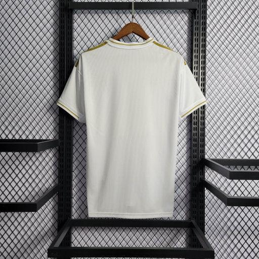 Maillot Real Madrid 2019 2020 Le 12 -ème Maillot, maillot de football blanc avec logo et détails du club.
