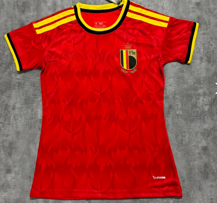 Maillot domicile Belgique 25/26 pour femme, marque Le 12-ème, en tissu rouge avec logo et détails noirs.
