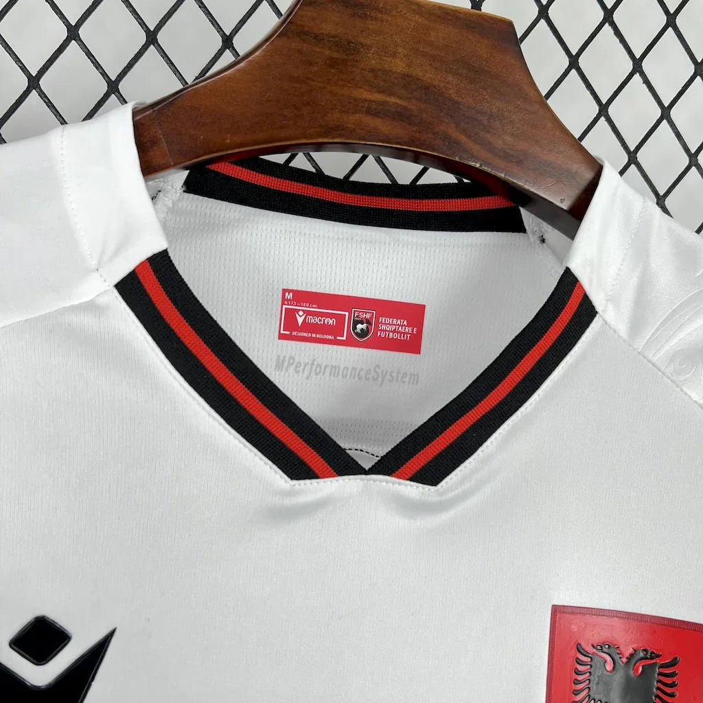 Maillot extérieur de l'équipe d'Albanie 2025, marque Le 12 -ème Maillot, vue du haut avec le logo et les couleurs nationales.