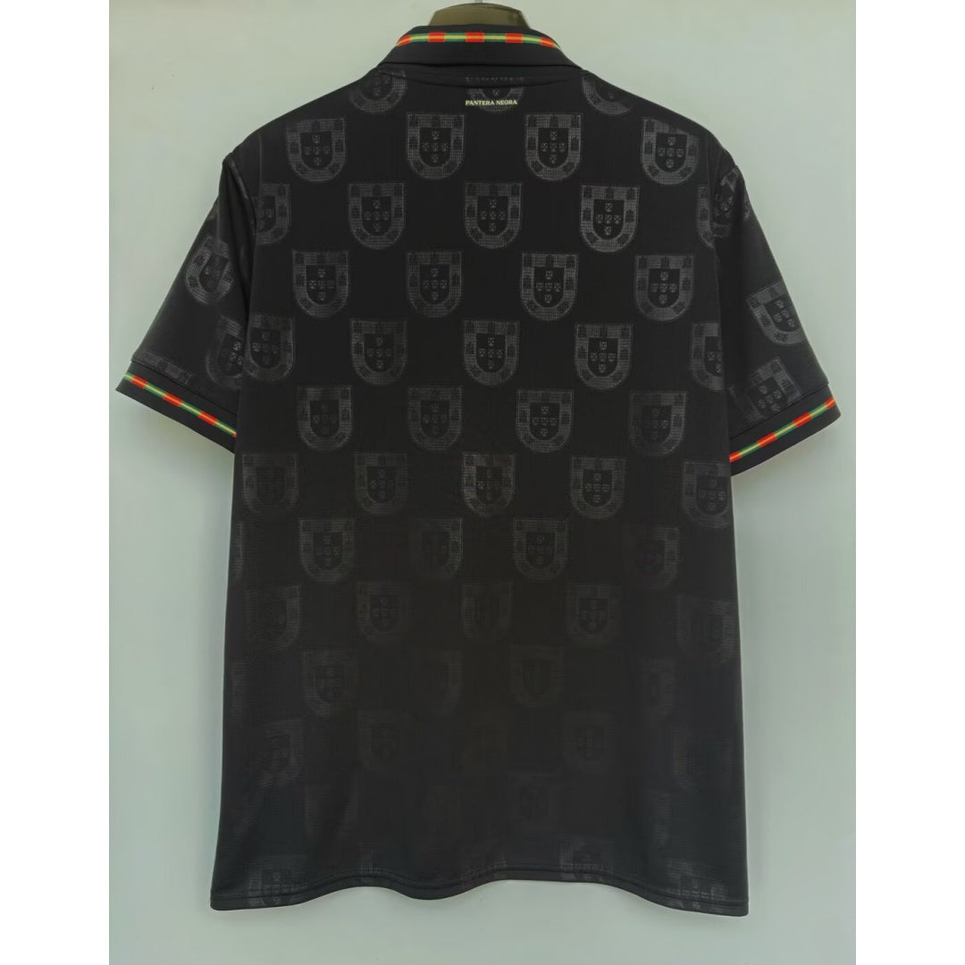 Maillot 25/26 Portugal noir Le 12 -ème Maillot, maillot de football noir avec logo Portugal visible.