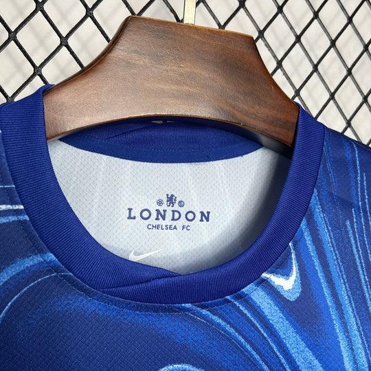 Maillot domicile Chelsea 2024/25 Le 12 -ème Maillot, maillot de football bleu avec logo officiel et détails du club.