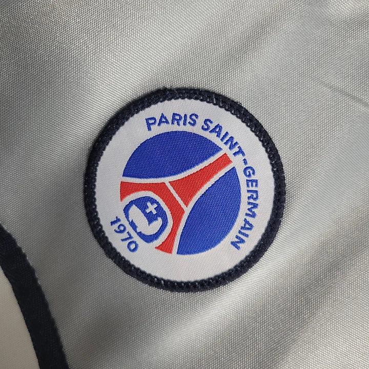 Maillot de football Paris Retro 2000 Le 12 -ème Maillot, vue de face, détails du design vintage et couleurs emblématiques.