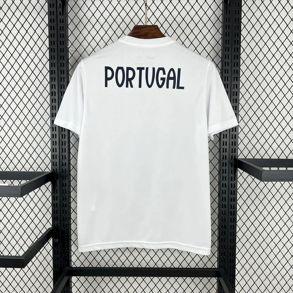 Maillot Portugal concept 2025 de Le 12 -ème Maillot, vue de face avec design moderne et logo officiel.