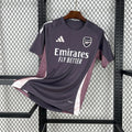 Maillot d'entraînement Arsenal 2024-25 de la marque Le 12-ème, vue de face avec logo et détails du maillot.