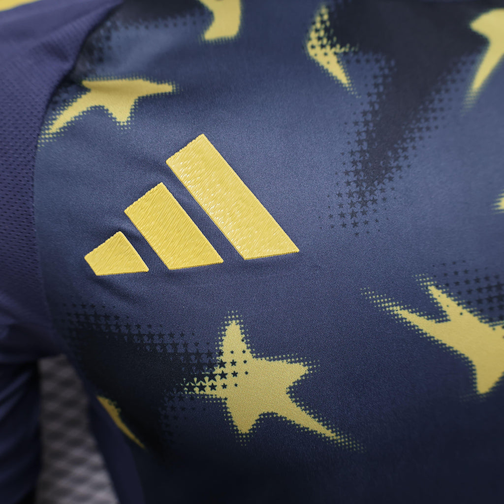 Maillot Boca Juniors 2025-2026 Le 12 -ème Maillot, maillot de football bleu avec le logo Boca Juniors visible.