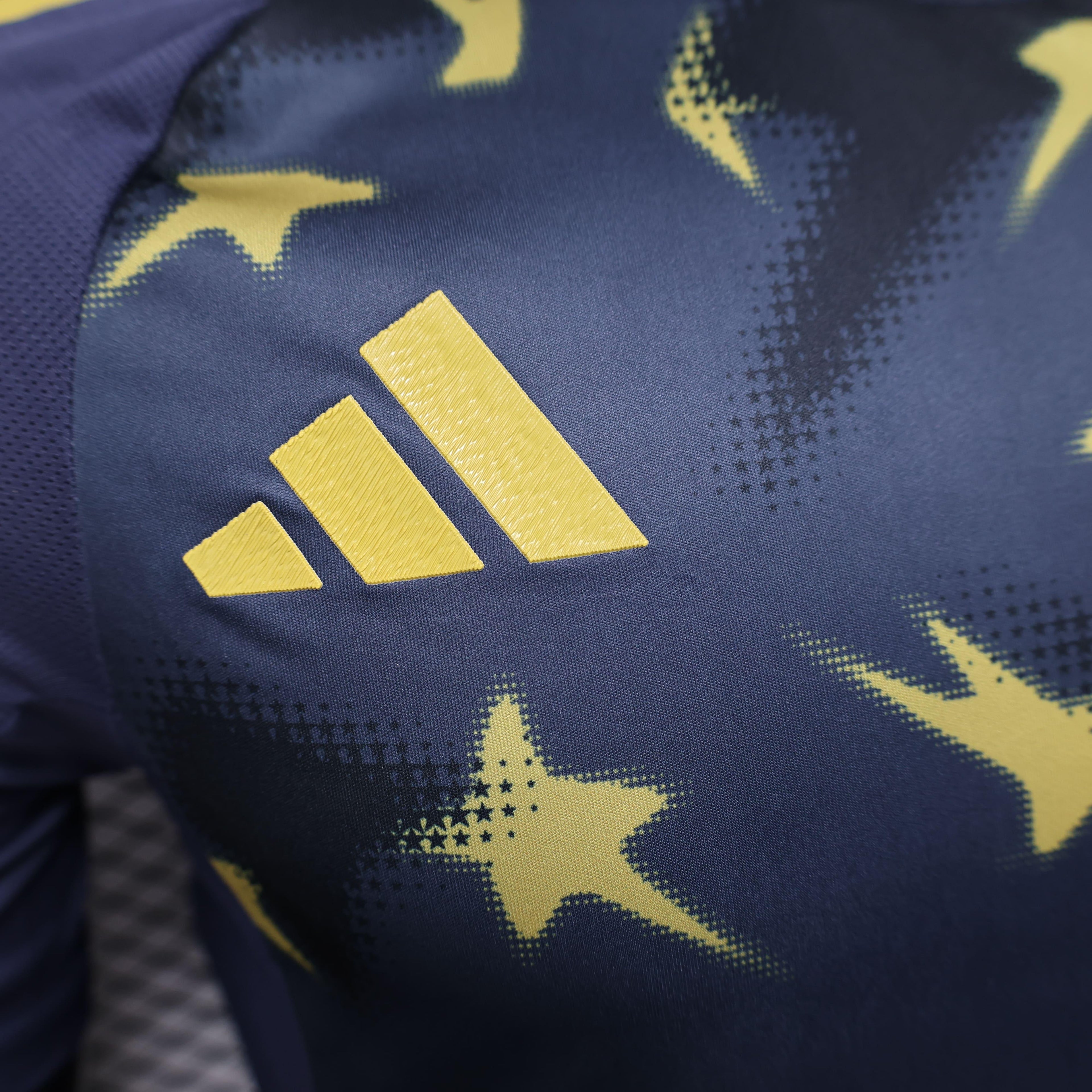 Maillot Boca Juniors 2025-2026 Le 12 -ème Maillot, maillot de football bleu avec le logo Boca Juniors visible.