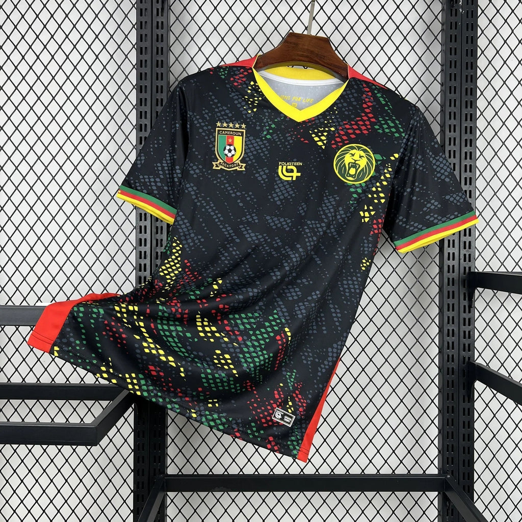 Maillot de football Cameroun Coupe du Monde 2026 Le 12 -ème Maillot, vue de face avec logo et détails en bleu et vert.